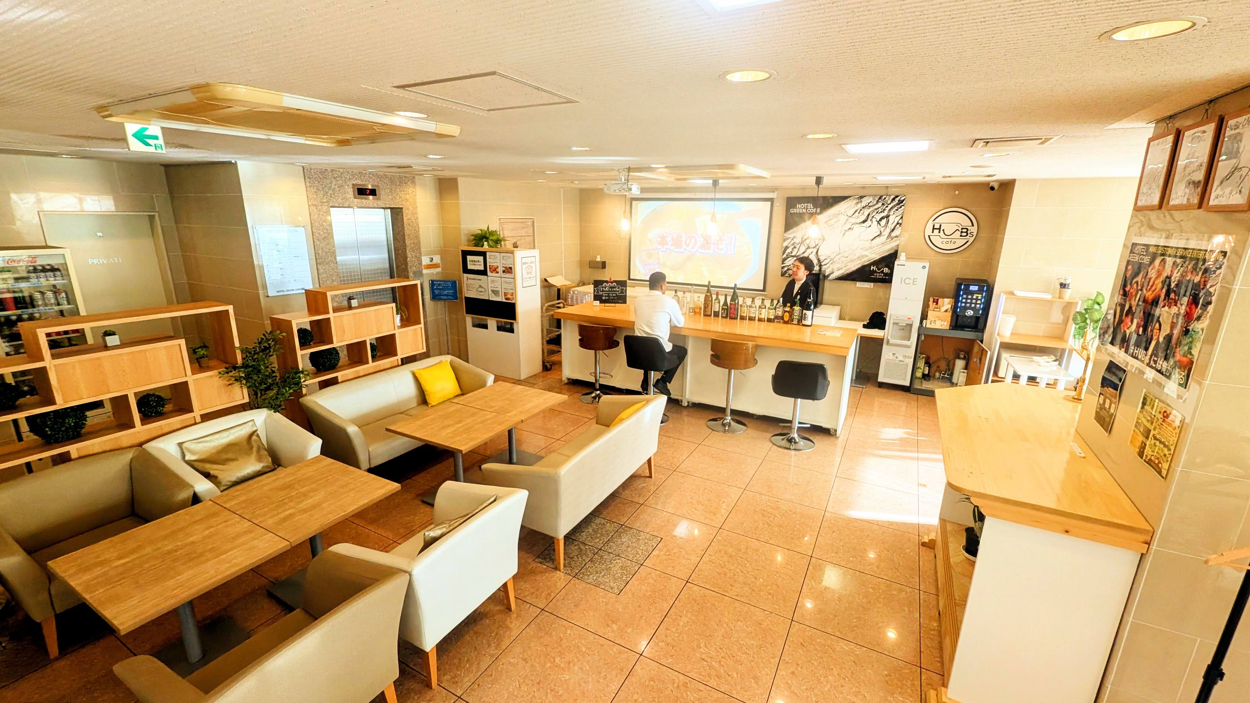 夜のカフェ